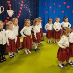 Grupa dzieci 4-5 letnich podczas występów artystycznych na scenie