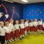 Grupa dzieci 4-5 letnich podczas występów artystycznych na scenie