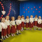 Grupa dzieci 4-5 letnich podczas występów artystycznych na scenie