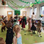 Dzieci trzymając się za ręce tworzą węża