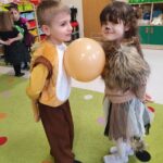 Dzieci tańczą w parach z balonami