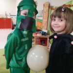 Dzieci tańczą w parach z balonami