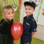 Dzieci tańczą w parach z balonami