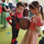 Dzieci tańczą w parach z balonami