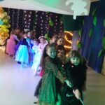 Dzieci bawią się w przeciąganie liny
