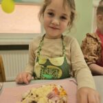 Dziewczynka z własnoręcznie przygotowaną pizz