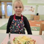 Chłopiec z własnoręcznie przygotowaną pizzą