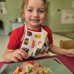 Dziewczynka z własnoręcznie przygotowaną pizzą