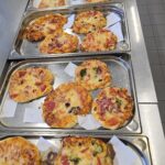pizze przygotowane przez dzieci na blaszce do pieczenia po wyjęciu z piekarnika