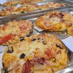 pizze przygotowane przez dzieci na blaszce do pieczenia po wyjęciu z piekarnika