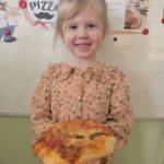 Dziewczynka z upieczoną, własnoręcznie przygotowana pizzą
