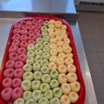 Kolorowe kluski na tacy