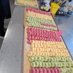 Kolorowe kluski na tacy