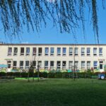 Budynek przedszkola widziany z perspektywy placu zabaw (tył przedszkola)