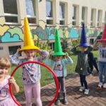 Dzieci ze sprzętem gimnastycznym, pachołkami i hula-hop na placu zabaw