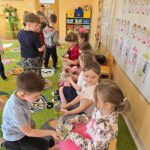 Chłopcy rozdają dziewczynkom prezenty z okazji dnia kobiet
