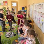 Chłopcy rozdają dziewczynkom prezenty z okazji dnia kobiet