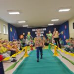 Chłopiec w stroju ekologicznym maszeruje po wybiegu.