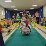 Dziewczynka w stroju ekologicznym maszeruje po wybiegu.