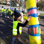 Dzieci ozdabiają drzewa z okazji Światowego Dnia Świadomości Autyzmu.