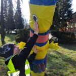 Dzieci ozdabiają drzewa z okazji Światowego Dnia Świadomości Autyzmu.