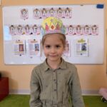 Uśmiechnięta dziewczynka w papierowej koronie