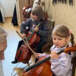 Dziewczynki grają na instrumentach