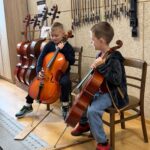 Chłopcy grają na instrumentach