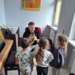 Dzieci zapoznają się z instrumentami dętymi