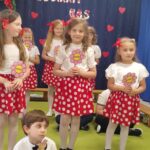 Dzieci śpiewają piosenkę o mamie i tacie