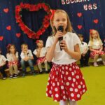 Dziewczynka recytuje wiersz