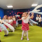 Dzieci wykonują układ taneczny z chustami