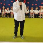 Chłopiec recytuje wiersz