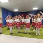 Dzieci tańczą dla rodziców