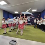 Dzieci wykonują układ taneczny z chustami
