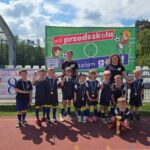 Dzieci z grup Mróweczki oraz Pszczółki wraz z wychowawcami