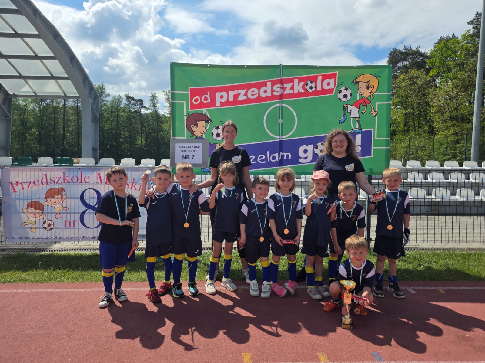 Dzieci z grup Mróweczki oraz Pszczółki wraz z wychowawcami