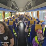 Grupa dzieci w autobusie.