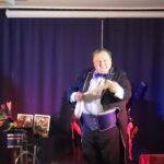 czarodziej i pokaz iluzji dla przedszkolaków na przedszkolnej sali
