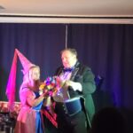 czarodziej i wróżką w pokazie iluzji dla przedszkolaków na przedszkolnej sali