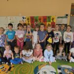 Grupa przedszkolna witająca jesień