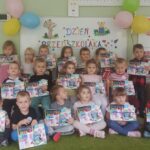 Zdjęcie grupowe Wesołych Wiewiórek z prezentami z okazji Dnia Przedszkolaka