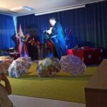 czarodziej i dzieci w pokazie iluzji dla przedszkolaków na przedszkolnej sali