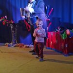 czarodziej w pokazie iluzji dla przedszkolaków na przedszkolnej sali