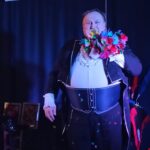 czarodziej w pokazie iluzji dla przedszkolaków na przedszkolnej sali