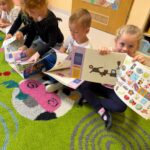 rodzice w grupie Pszczółek wręczający prezenty z okazji Dnia Przedszkolaka