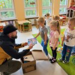 rodzice w grupie Pszczółek wręczający prezenty z okazji Dnia Przedszkolaka