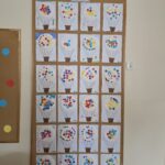 wystawa prac plastycznych przygotowanych przez dzieci z okazji Dnia Kropki