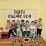 Grupa chłopców pozuje do zdjęcia w sali przedszkolnej.