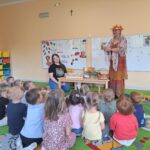 Pani bibliotekarka prezentuje dzieciom dary jesieni